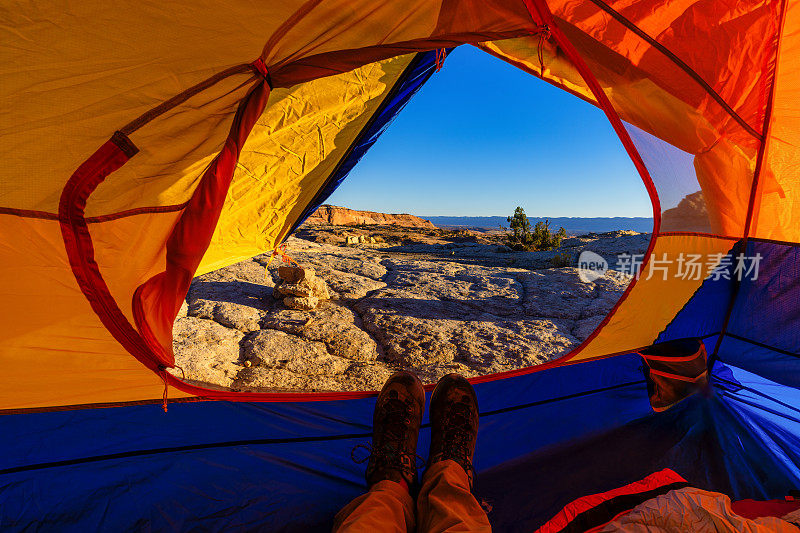露营POV沙漠红岩背包帐篷视图