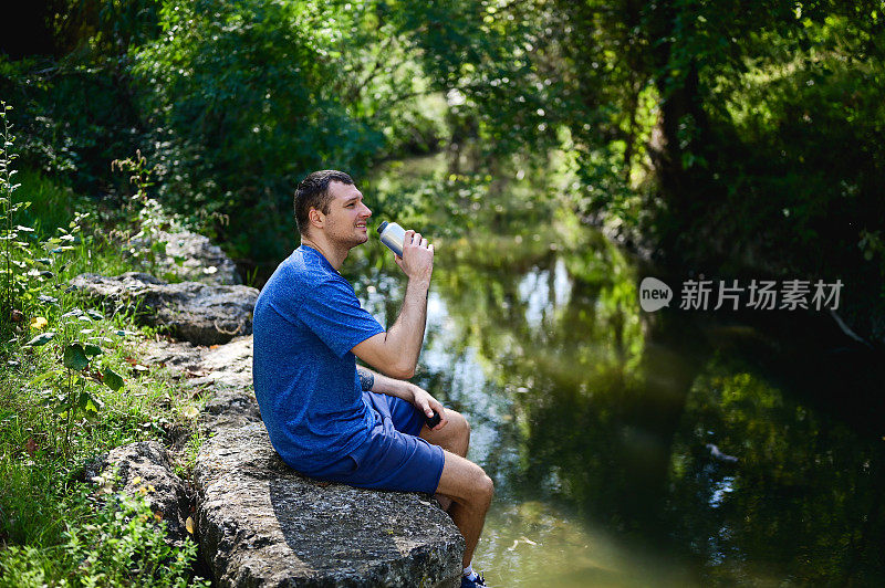 运动员用金属瓶欣赏美丽的自然风光。