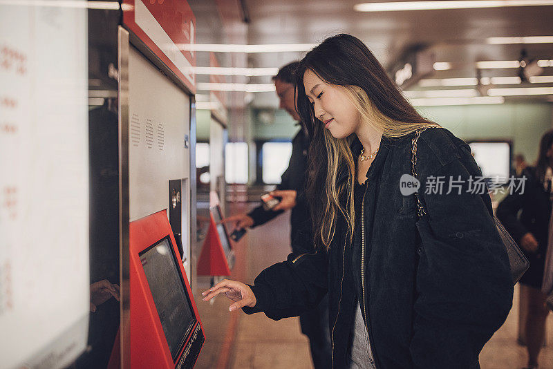 买地铁票的女人