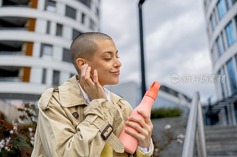 年轻女子喜欢听音乐