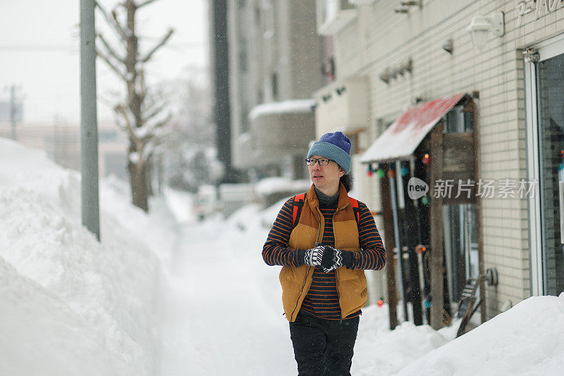 冬季旅游期间，一名男子在雪地上行走