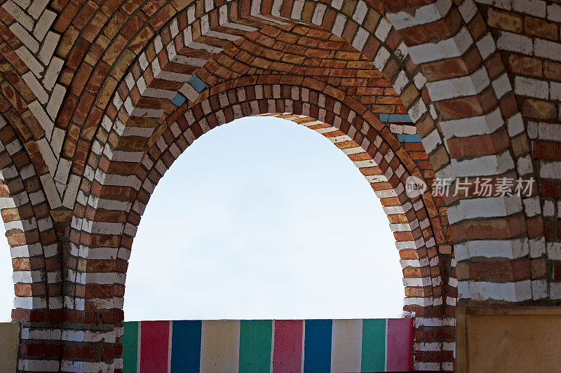 努比亚村庄拱门代表了埃及尼罗河阿斯旺努比亚村庄的色彩、设计和传统
