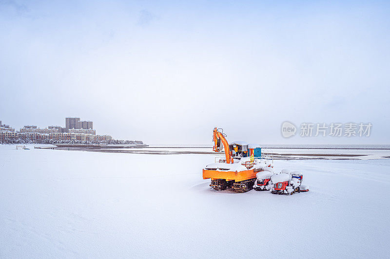 冬天海边的扫雪机正在扫雪