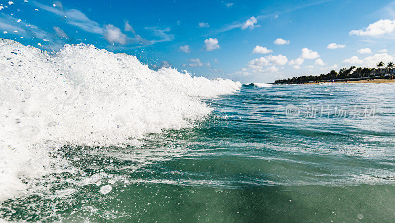 海洋风景优美，水下有海天浪，海滩有佛罗里达棕榈滩