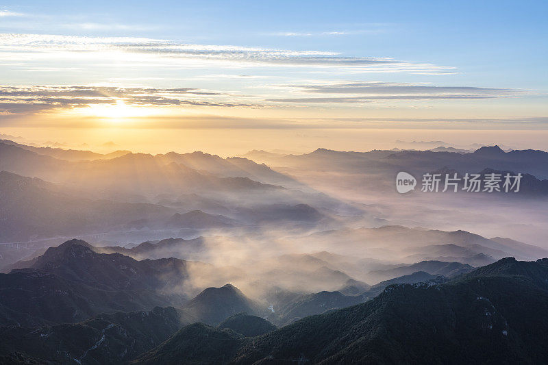 云雾缭绕的清晨群山，日出时的自然风光