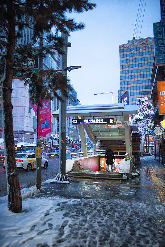 首尔明洞街的下雪天