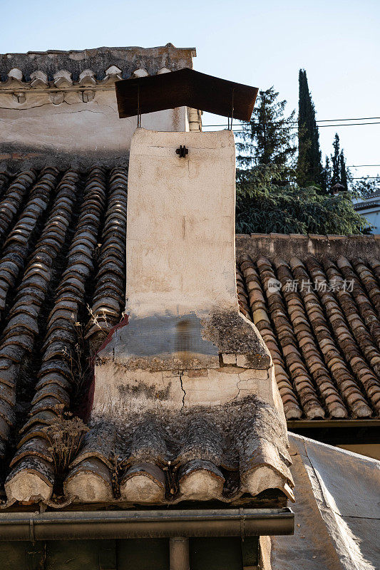 传统西班牙瓦屋顶阳台窗外的典型景观