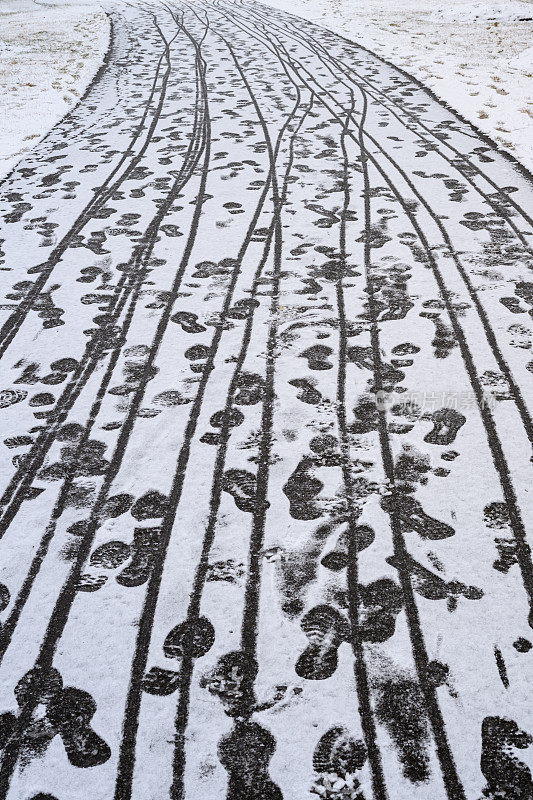 社区公园雪地上的自行车足迹