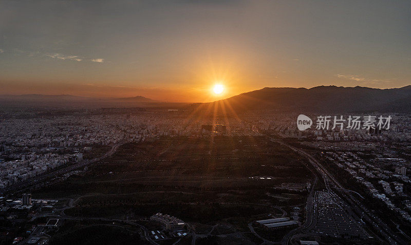 夕阳下的德黑兰市景