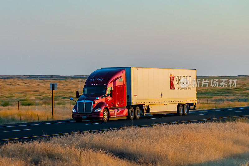 骑士运输半卡车在90号州际公路上向东行驶，前往美国华盛顿州的斯波坎。