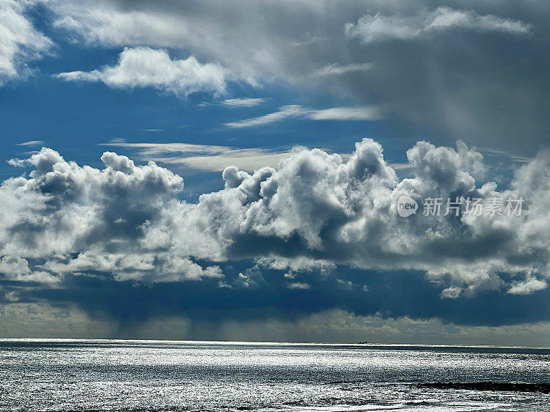 一场大雨在泰恩茅斯的北海上空