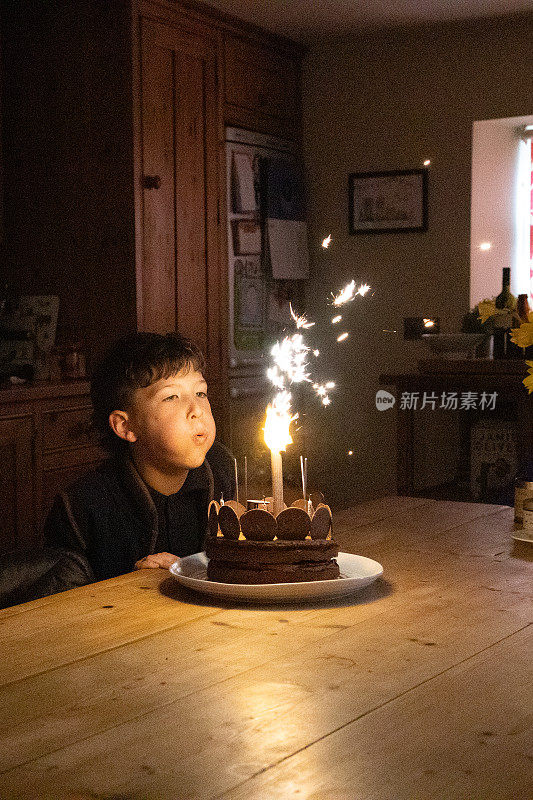 小男孩吹灭了生日蛋糕上的蜡烛