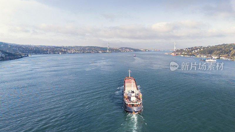 运输中的杂货船鸟瞰图。伊斯坦布尔海峡。
