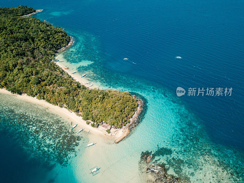 令人惊叹的无人机拍摄的热带岛屿和船在绿松石纯净的水。上图，拍摄于菲律宾群岛，亚洲。港口巴顿,巴拉望