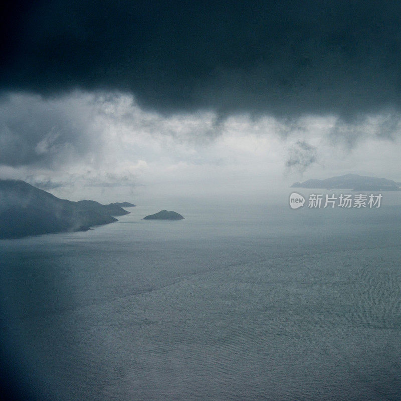 大海和山脉下的戏剧性的天空