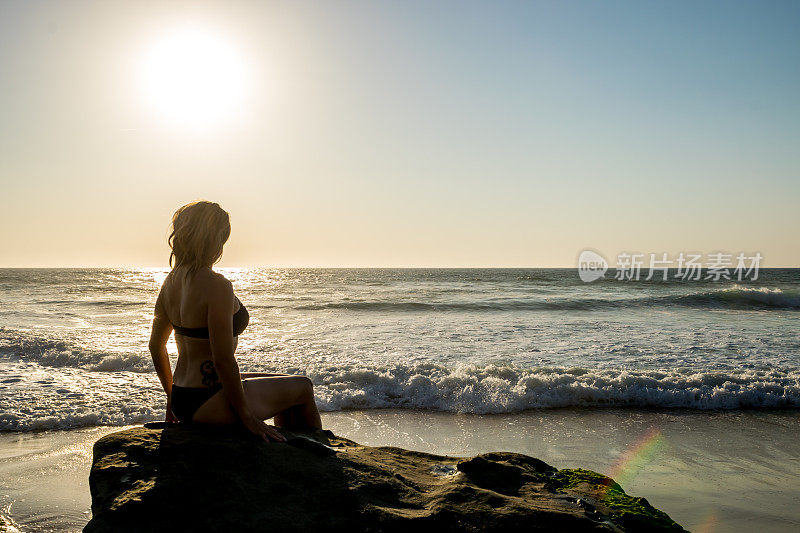 葡萄牙布兰卡地区海滩上的一名女子