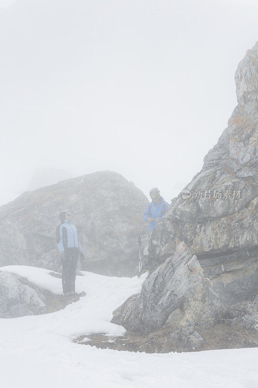 透过迷雾看到两个登山者