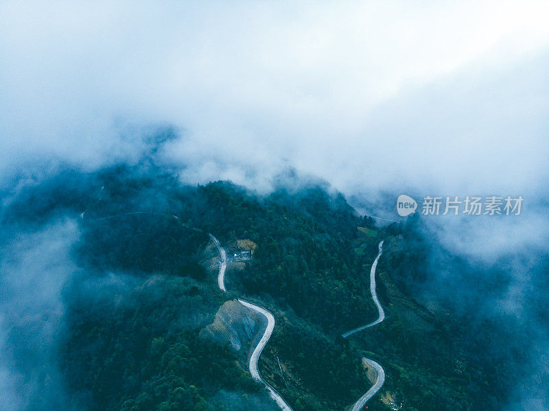 山上有雾，下雨天