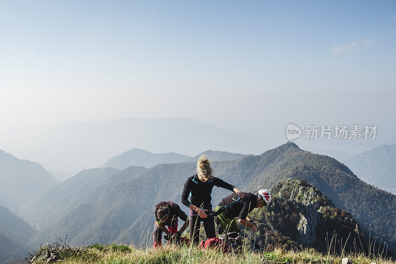 登山队在高山小径上