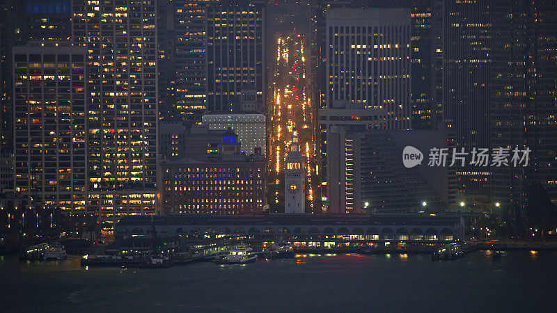旧金山市中心的夜景从旧金山轮渡大厦海滨