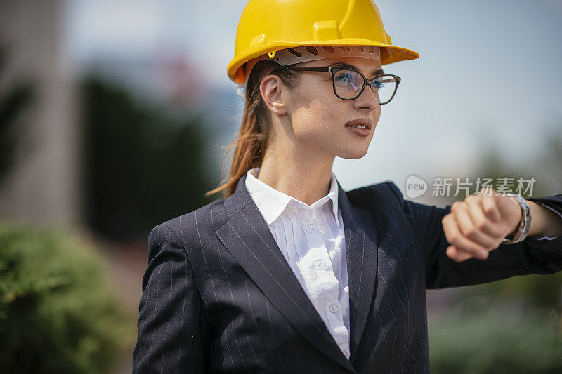 户外年轻女建筑师