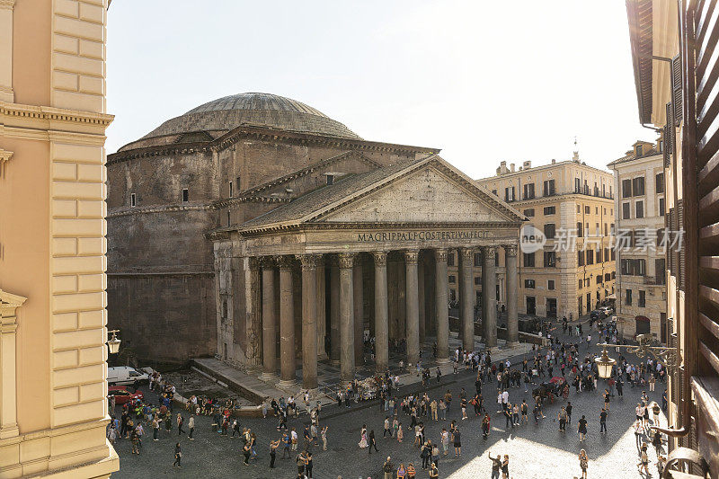 罗马罗通达广场和万神殿前的人群