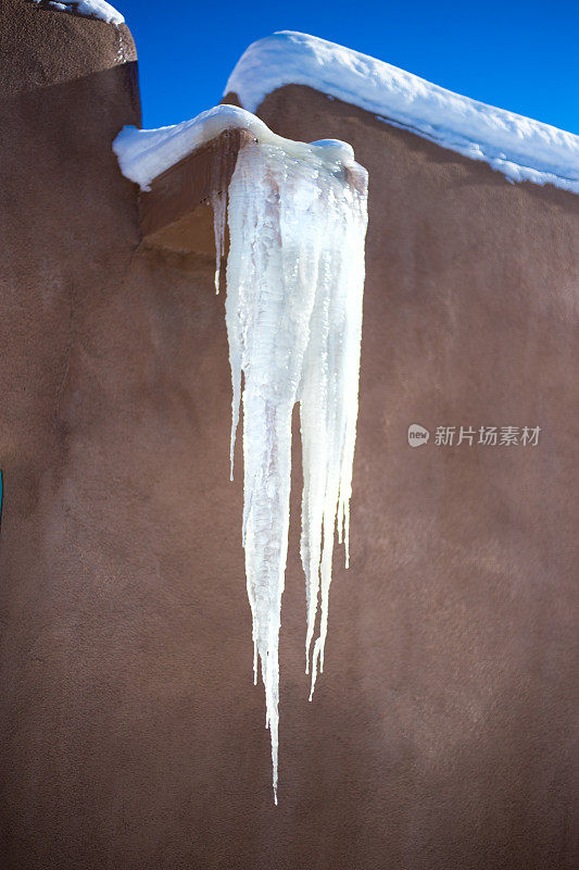 圣塔菲，内省:土坯屋上的长冰柱