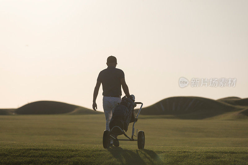 高尔夫球选手在比赛结束后返回