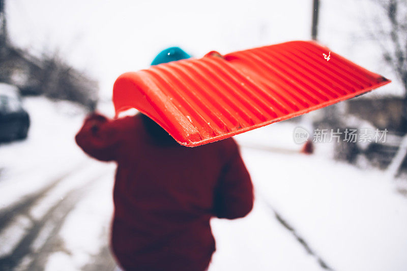 准备清理积雪