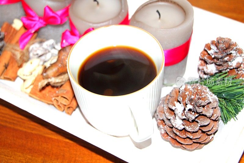 咖啡杯和圣诞装饰品