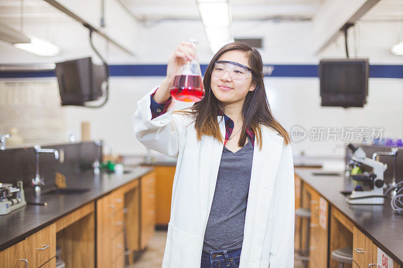 在高中科学实验室工作的女学生