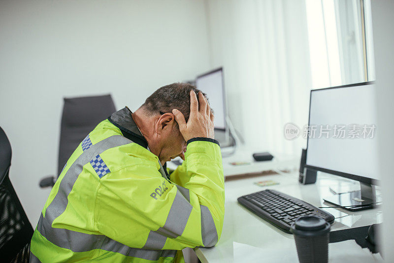 坐在办公室里的紧张警察