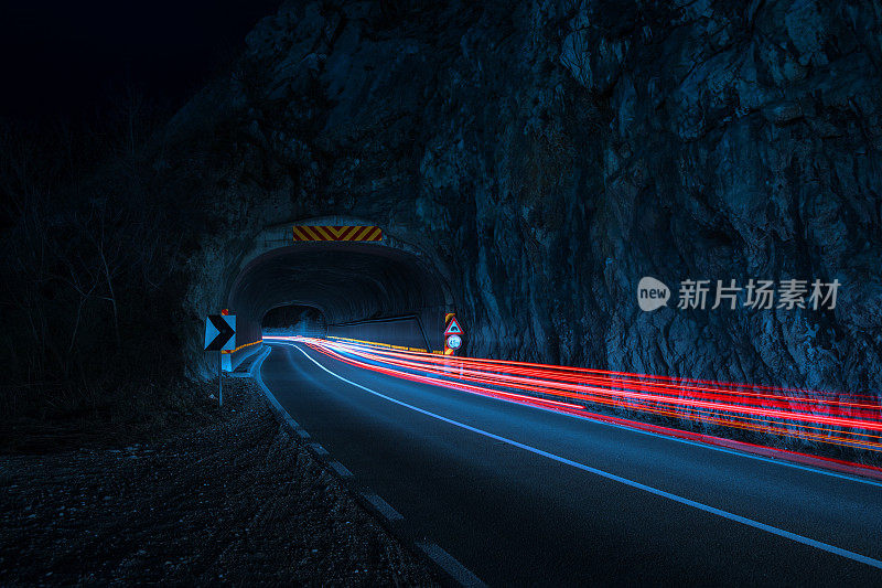 夜间通过隧道的车辆