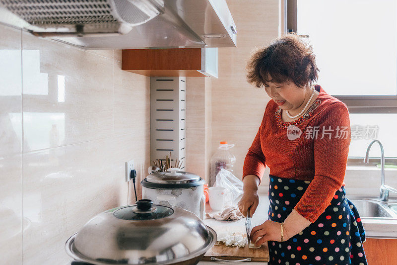 中国奶奶在厨房里切菜