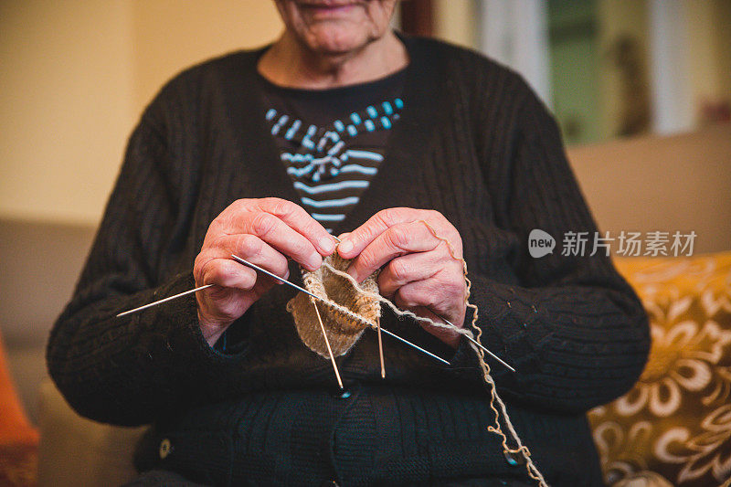 编织手的年长妇女