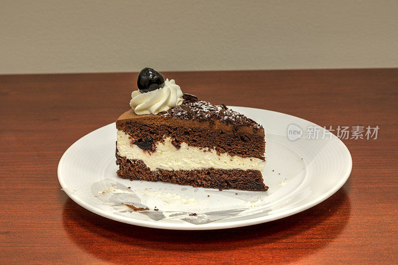 黑森林巧克力蛋糕配黑樱桃