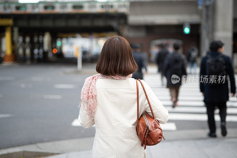 女商人走在街上