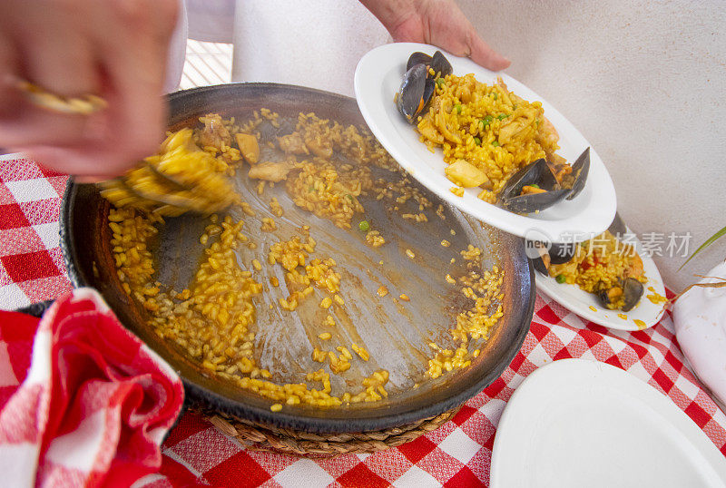 在西班牙提供海鲜饭