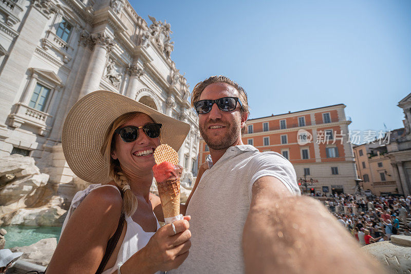 一对罗马夫妇在吃意大利冰淇淋自拍