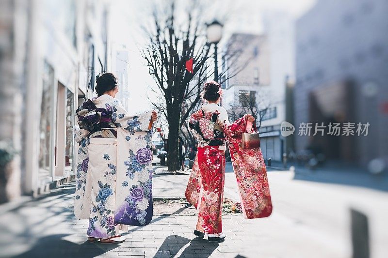 两名日本女性穿着Furisode(和服)