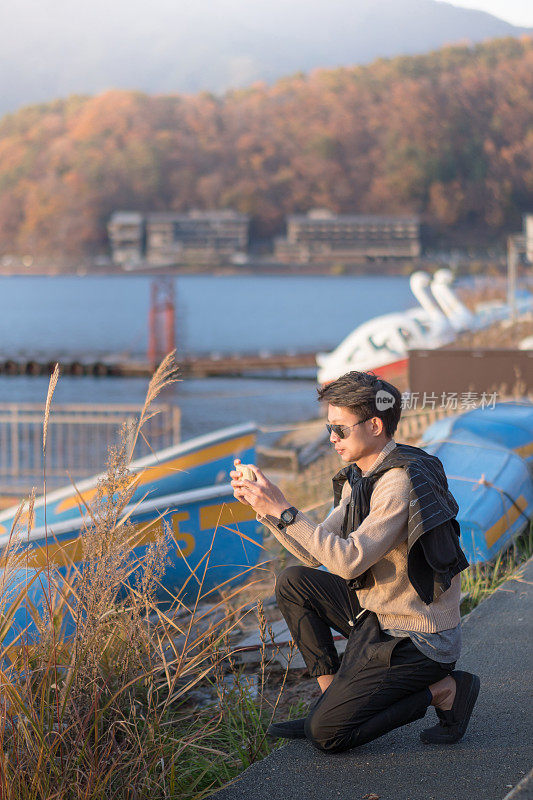 年轻的亚洲人日本人寻找旅游地点使用手机和花时间在亚洲旅行