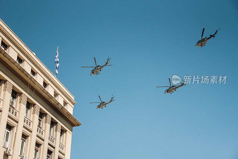 直升机中队在空中表演