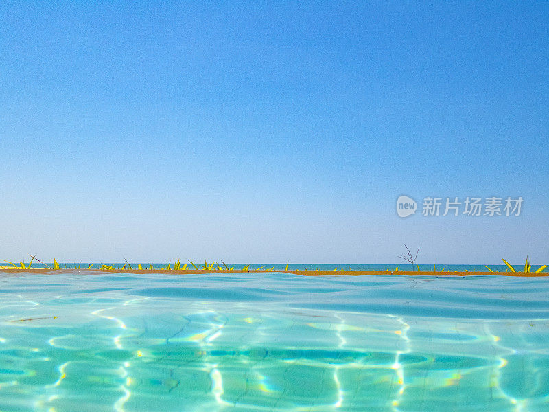 泰国度假胜地的无边泳池