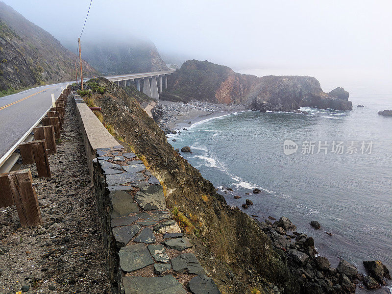 大桥和陡峭的悬崖沿大苏尔海岸高速公路和雾附近的戈达和洛克溪加利福尼亚