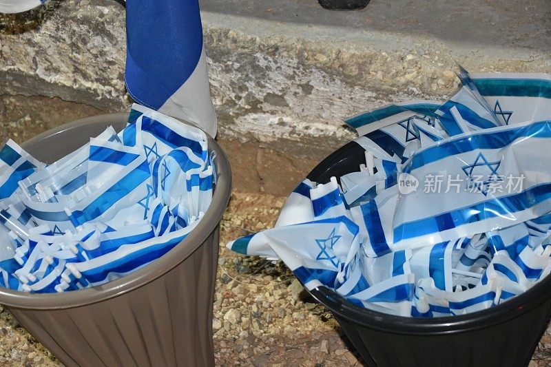 桶里装着以色列国旗