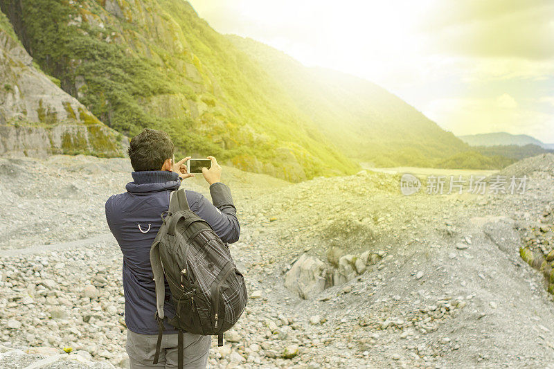 一个年轻人在新西兰的弗朗茨约瑟夫冰川享受他的孤独