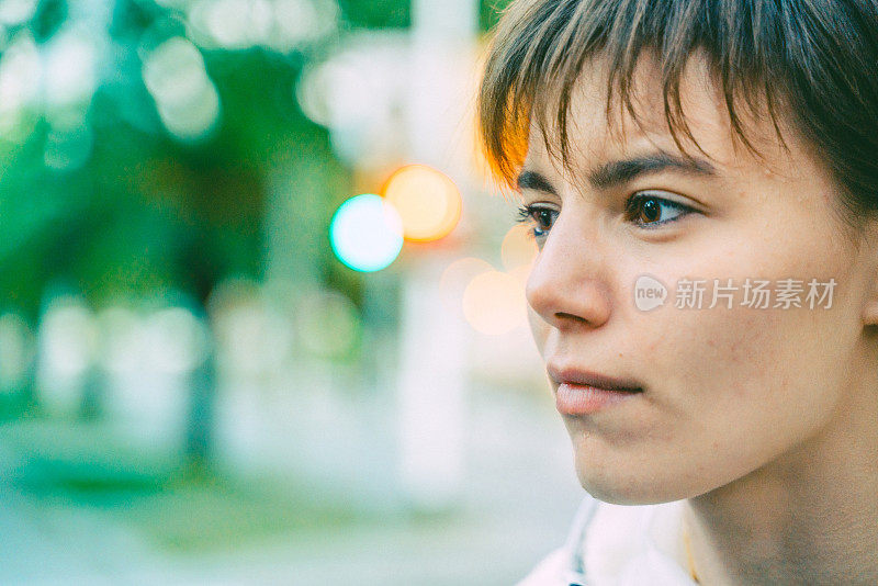 街上一个随意的小女孩的肖像