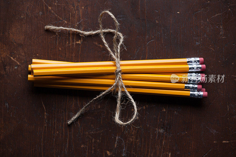 木质表面上用麻绳绑着的2号黄铅笔组
