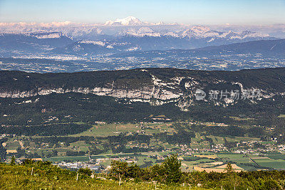 从大Colombier山和阿尔卑斯山的勃朗峰在夏季背景的法国风景萨伏伊，朱拉和艾因部门的观点