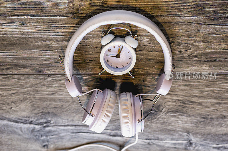 时钟和耳机上的木材背景，复古色调，概念情人节
